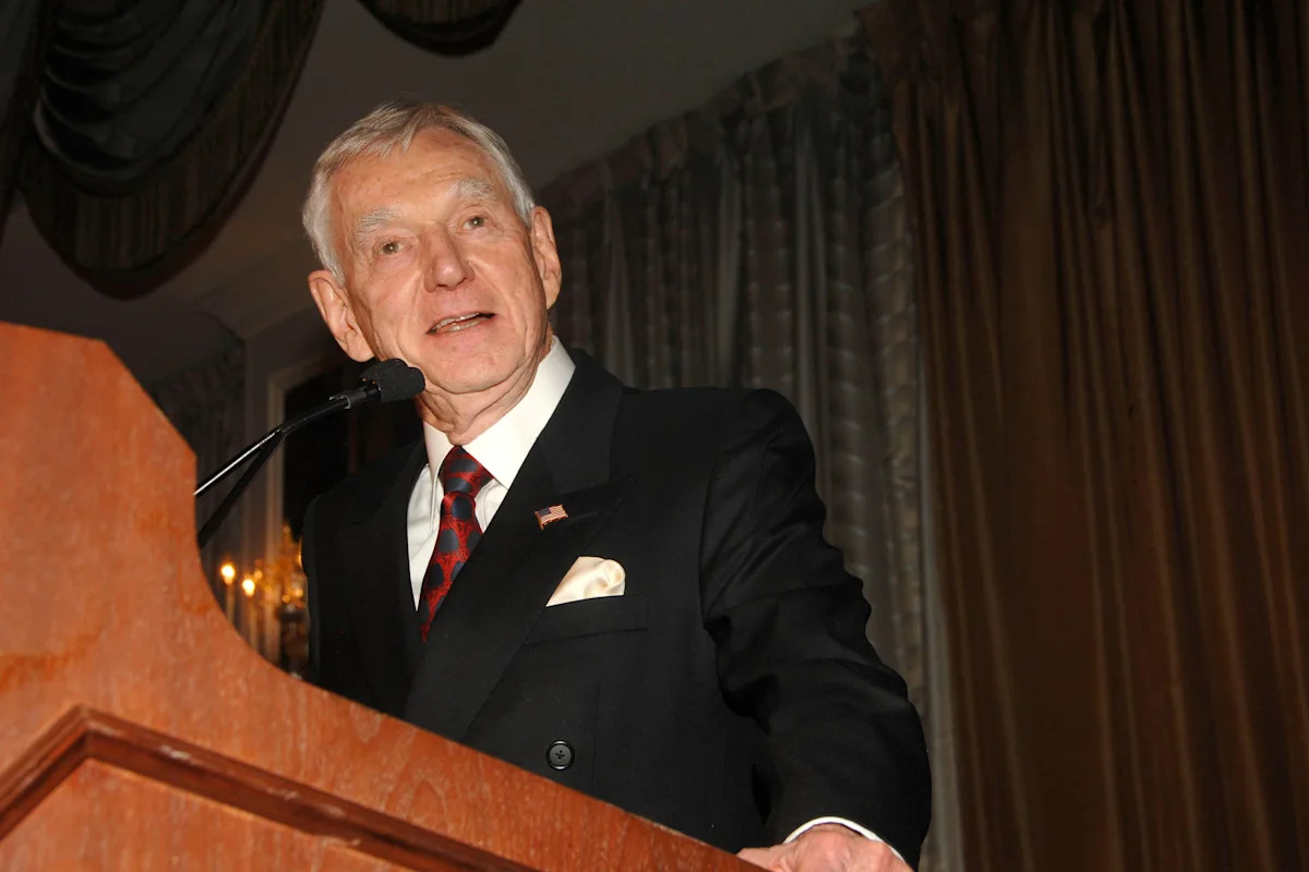 David Murdock's Fifth Avenue duplex is listed for $15 million; the late Dole Food chief bought the Manhattan apartment in 1984 and died last year at 102