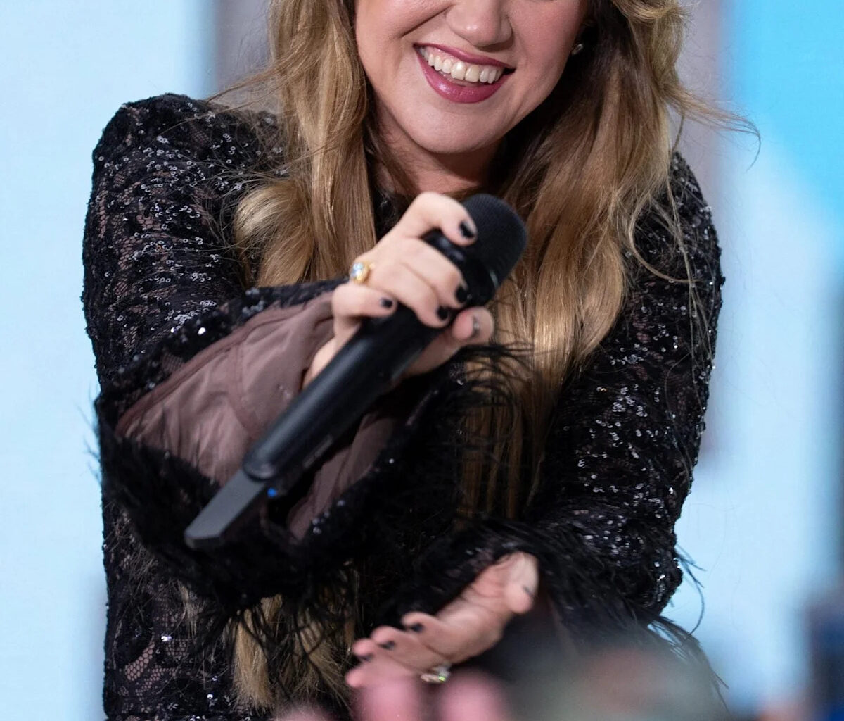 NYC Store Disables Instagram Comments After Kelly Clarkson Blasts Them Online