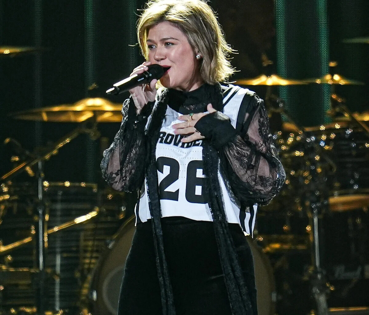 Kelly Clarkson returns to stage after Brooklyn store bird dispute