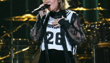 Kelly Clarkson returns to stage after Brooklyn store bird dispute