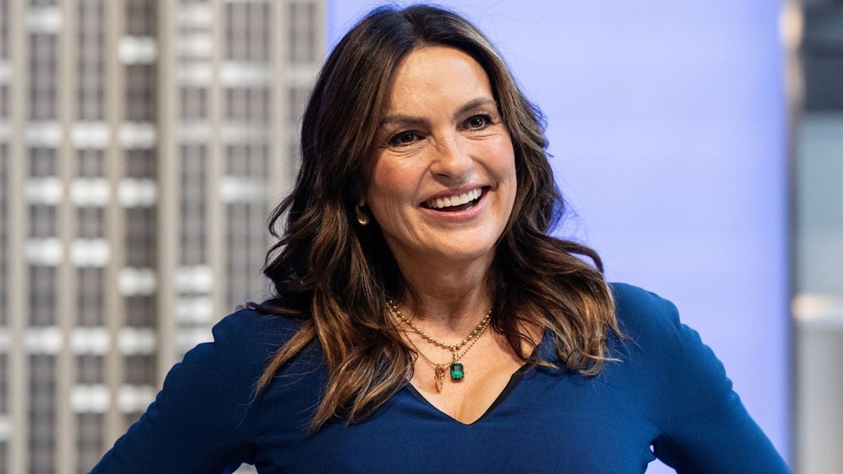 Mariska Hargitay Crashes Newlyweds’ NYC Wedding Photos in Full Olivia Benson Mode