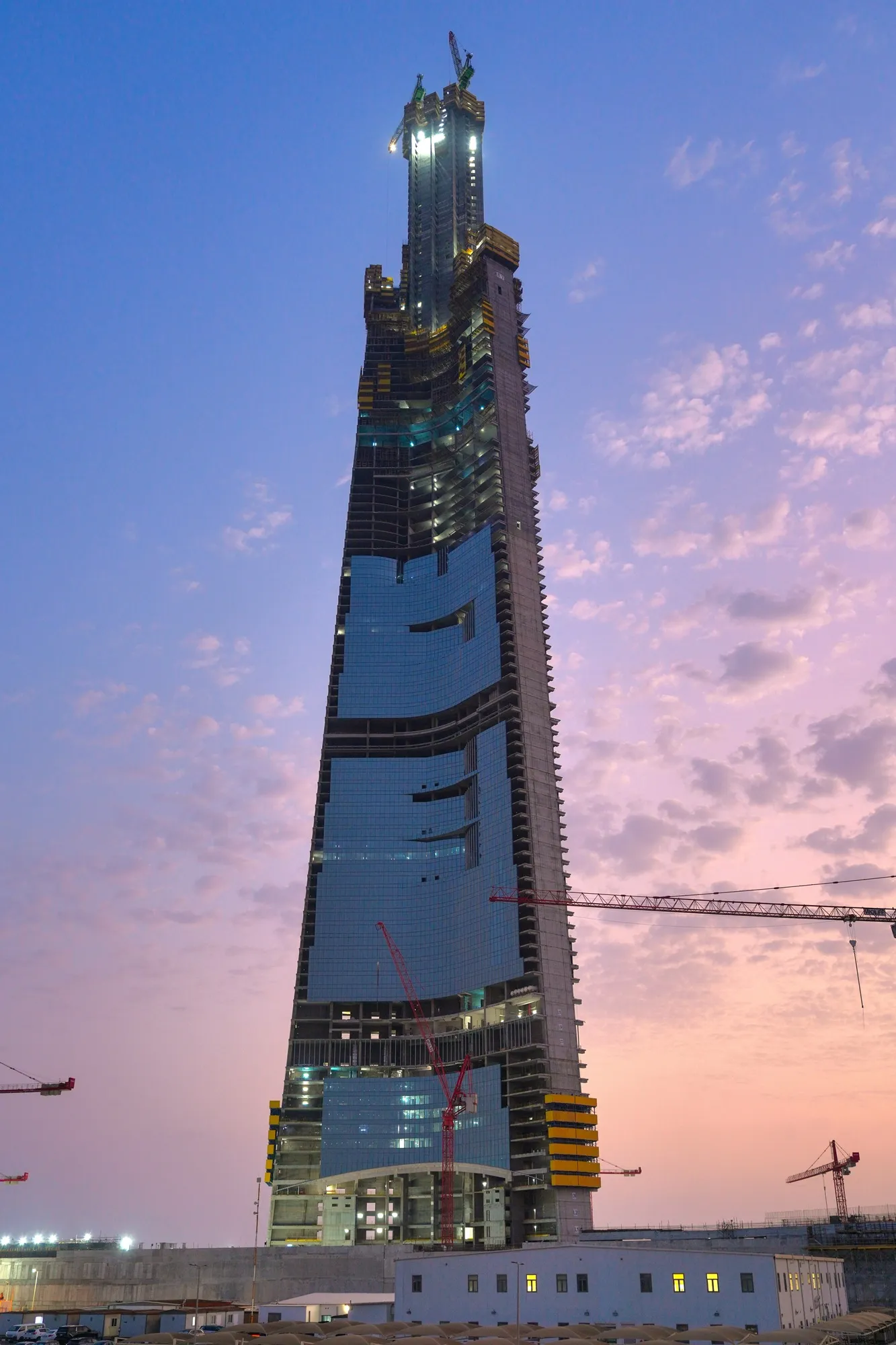 A recent image of the Jeddah Tower under construction.