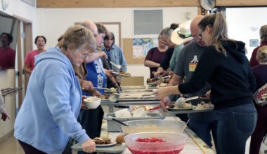 Community, fellowship and fundraising draw hundreds to Manhattan Beach Thanksgiving supper - DiscoverWestman.com