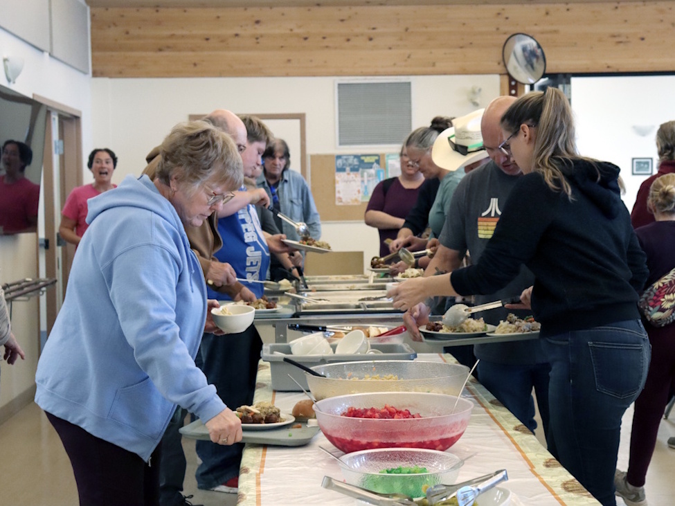 Community, fellowship and fundraising draw hundreds to Manhattan Beach Thanksgiving supper - DiscoverWestman.com