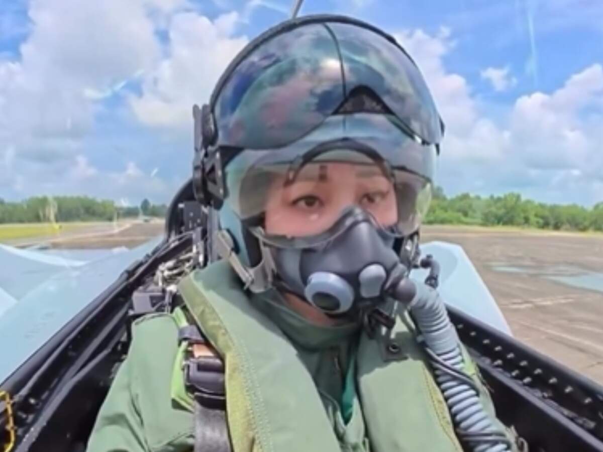 Thailand’s Queen Suthida makes history with her first solo flight in a Gripen fighter. (Photo Credit: X) MixCollage-09-Oct-2026-11-26-AM-9906