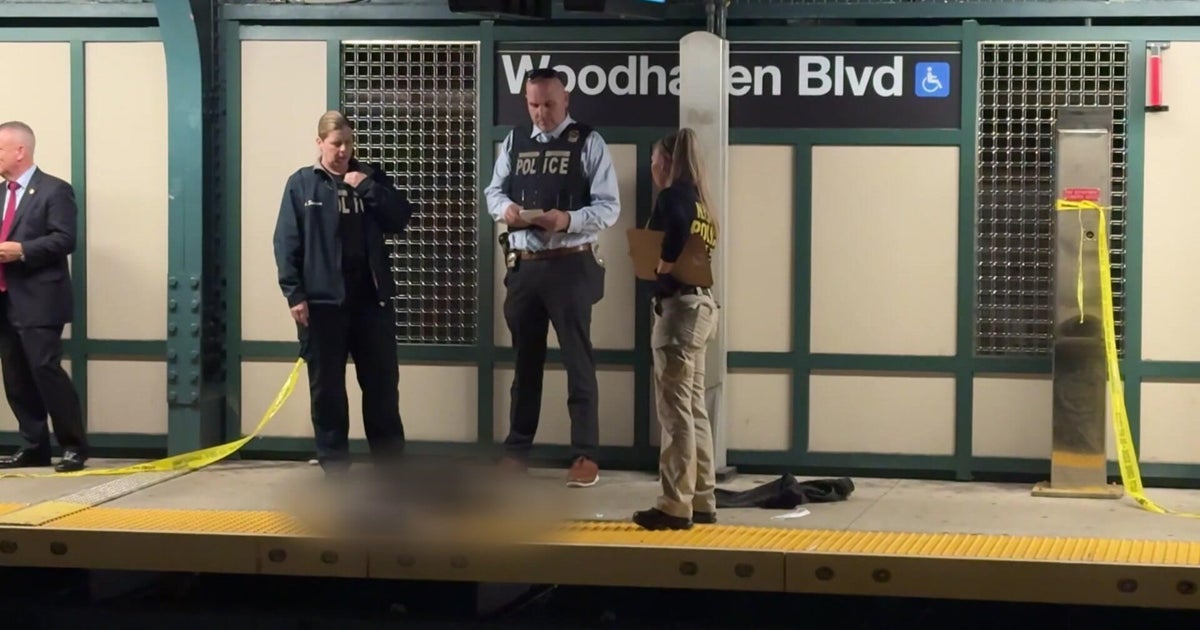 Man dies after stabbing on board subway in Queens, police say