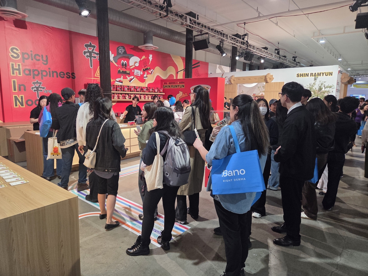 Visitors line up at Nongshim's Shin Ramyun booth inside the "KOOM Week 2026" pop-up store venue in the Flatiron District of Manhattan, New York, on Jan. 16 local time. New York — Yoon Kyung-hwan, Correspondent - Seoul Economic Daily International News from South Korea