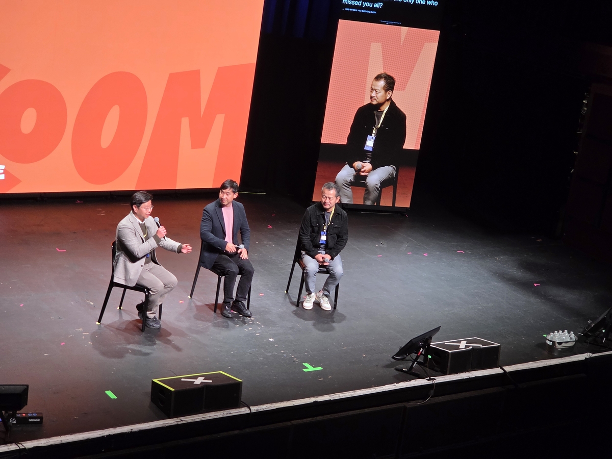 Kim Sung-hoon (from left), managing attorney at law firm Mission, Jung Se-ju, chairman of United Korean Founders (UKF), and Lee Ki-ha, head of Sage Partners, hold a discussion on starting businesses in the U.S. at the main event of "KOOM Week 2026" held at Terminal 5 in Manhattan, New York, on Jan. 16 local time. New York — Yoon Kyung-hwan, Correspondent - Seoul Economic Daily International News from South Korea