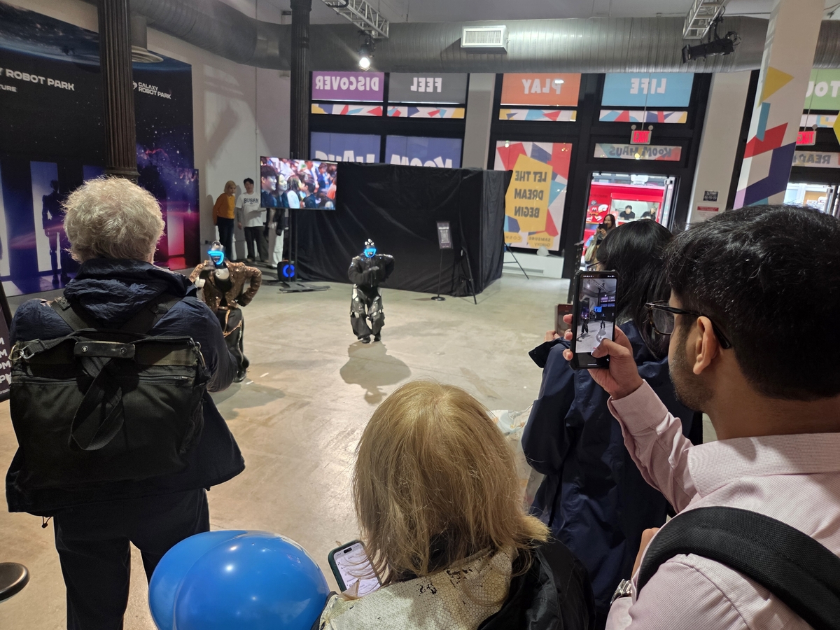 Visitors watch robots perform a group dance to K-pop music at the booth of entertainment startup Galaxy Corporation inside the "KOOM Week 2026" pop-up store venue in the Flatiron District of Manhattan, New York, on Jan. 16 local time. New York — Yoon Kyung-hwan, Correspondent - Seoul Economic Daily International News from South Korea