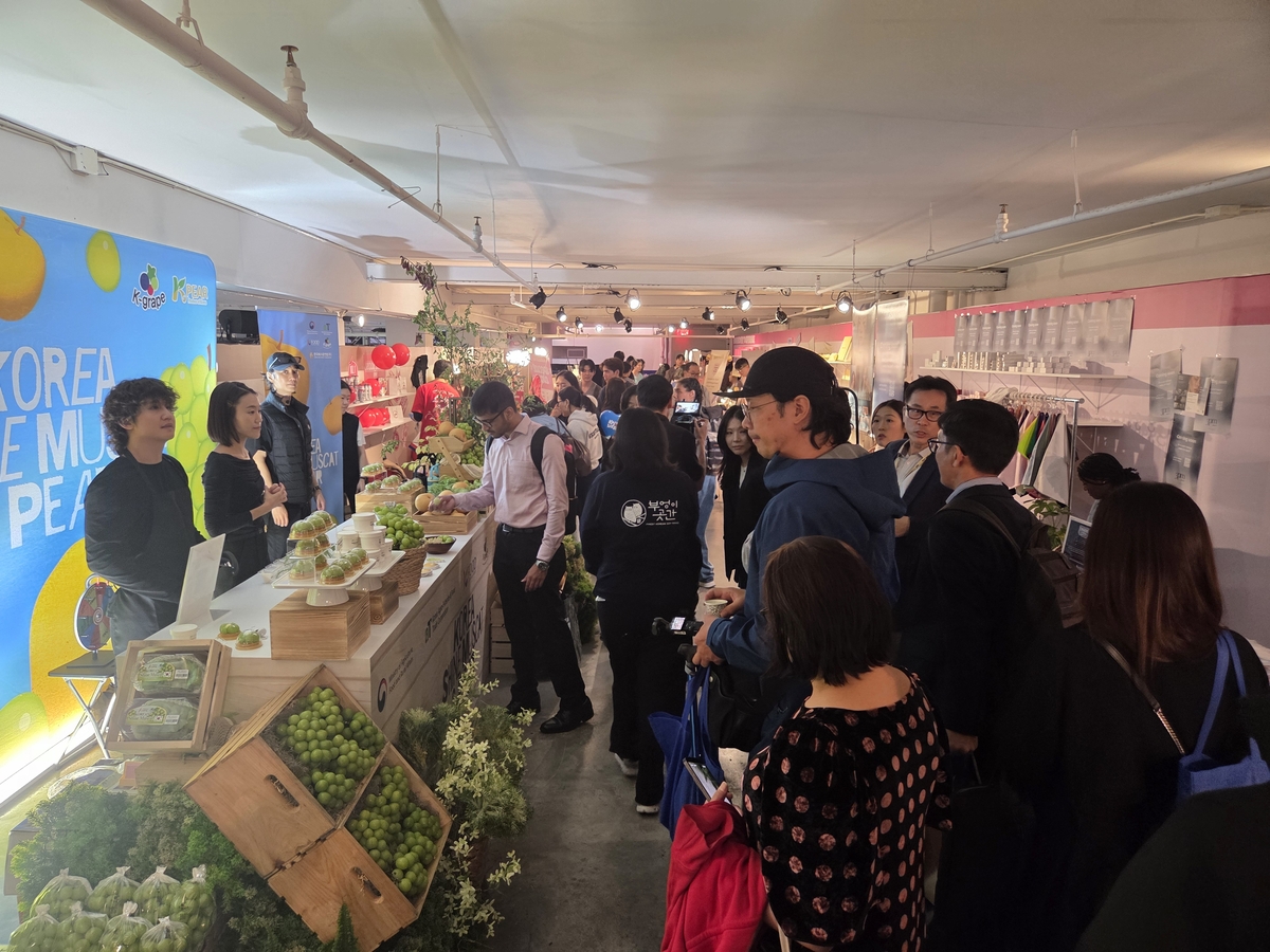 Visitors look over Korean pears and grapes at the Korea Agro-Fisheries & Food Trade Corp. (aT) booth inside the "KOOM Week 2026" pop-up store venue in the Flatiron District of Manhattan, New York, on Jan. 16 local time. New York — Yoon Kyung-hwan, Correspondent - Seoul Economic Daily International News from South Korea