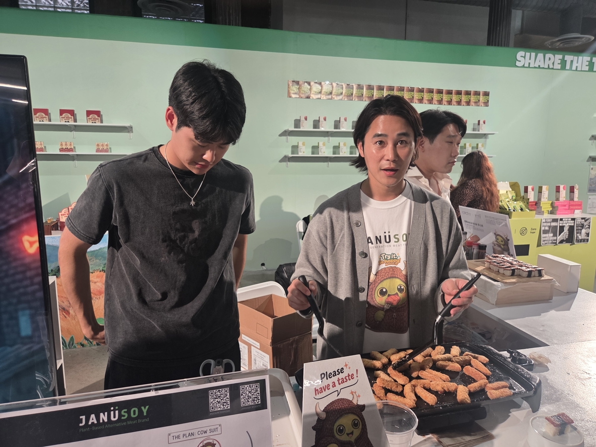 Jung Tae-woo (right), a former well-known actor and now head of home meal replacement company Daddy Food, cooks nuggets at the "KOOM Week 2026" pop-up store venue in the Flatiron District of Manhattan, New York, on Jan. 16 local time. New York — Yoon Kyung-hwan, Correspondent - Seoul Economic Daily International News from South Korea