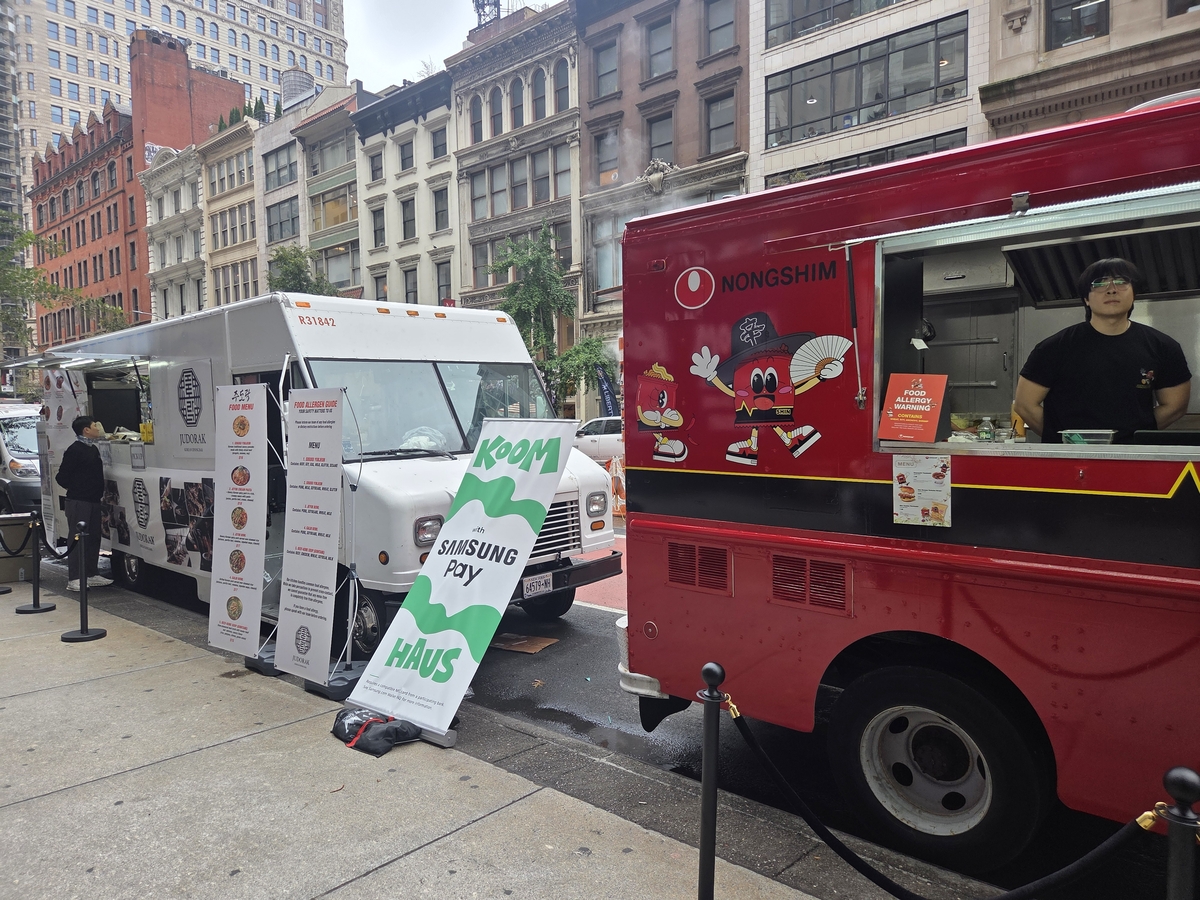 Food trucks line up in front of the "KOOM Week 2026" pop-up store venue in the Flatiron District of Manhattan, New York, on Jan. 16 local time. New York — Yoon Kyung-hwan, Correspondent - Seoul Economic Daily International News from South Korea
