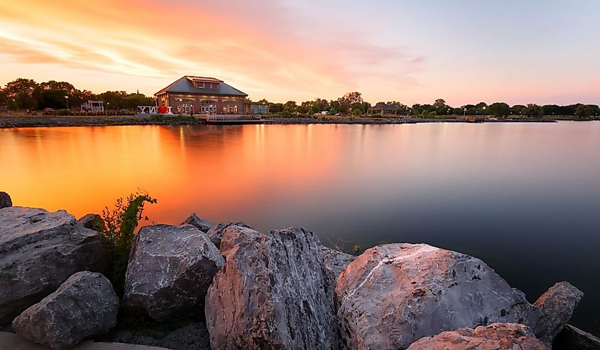 Sunset on Seneca Lake and the Finger Lakes Welcome Center. Image credit: Jay Yuan via Shutterstock.