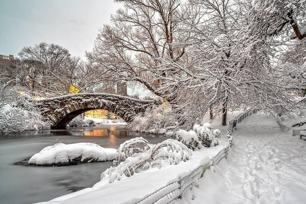 Gapstow bridge in Winter, early morning after snow storm