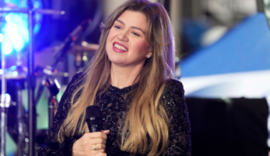 Kelly Clarkson, Brooklyn store clash over $15,000 mechanical bird price tag