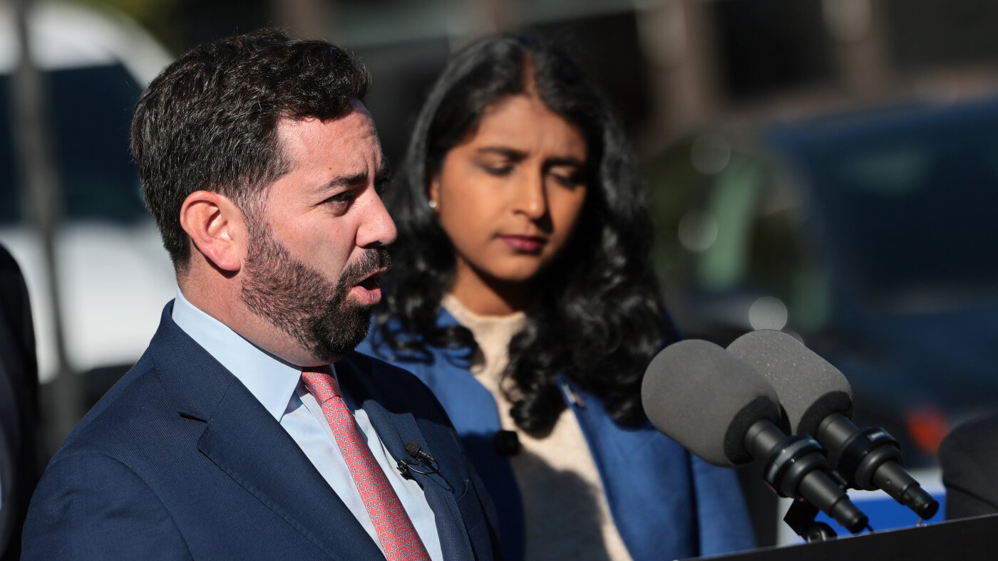 New York's toss-up House seat tests Republican's midterm chances : NPR