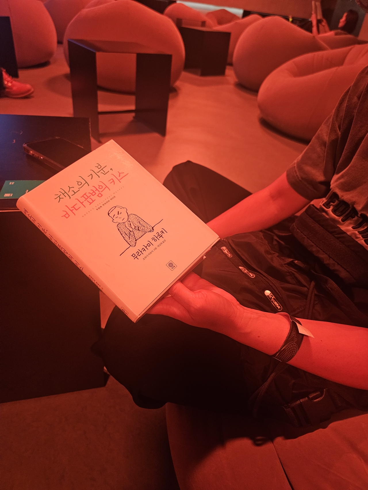 Min reads Haruki Murakami’s essay collection “The Feeling of Vegetables, The Kiss of a Leopard Seal” during Reading City. (Choi Jae-hee / The Korea Herald)