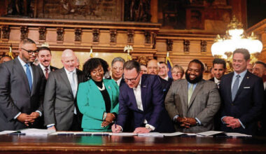 9054060_web1_ptr-ShapiroSignsBudget