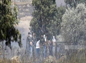 Ten Palestinians injured in colonists’ attack east of Bethlehem