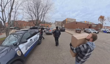 Pittsburgh police officers spend Thanksgiving morning handing out meals to neighbors in need – WPXI