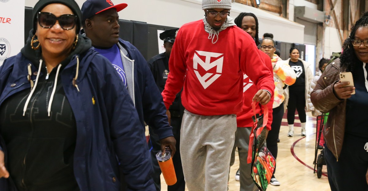 Tyrese Maxey Foundation hosts largest turkey giveaway yet, handing out 3,000 meals in North Philadelphia