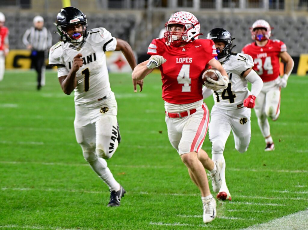 Avonworth athlete Luca Neal rushes down the sideline against Imani Christian in the 2025 WPIAL Class-3A Championship on Nov. 22, 2025 -- Ed Thompson // PSN