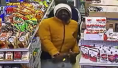 VIDEO: Suspects wanted in Philadelphia armed robbery at 10th and Carpenter