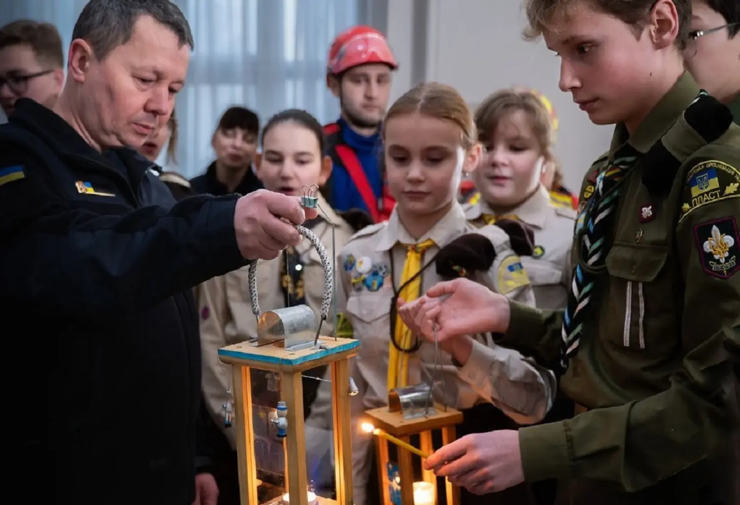 Ukrainian rescuers received the Bethlehem Peace Light from Plast scouts