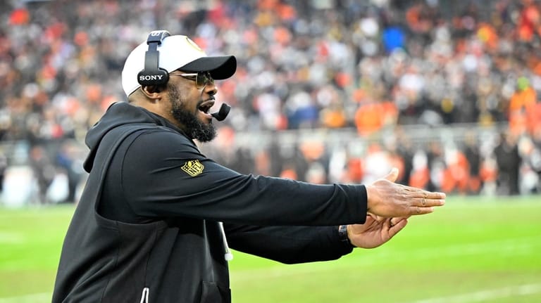Pittsburgh Steelers head coach Mike Tomlin calls a timeout during...