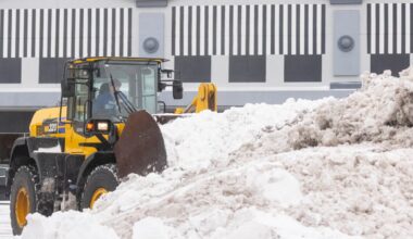 Seiche cause nearly 30ft waves on Lake Erie, exposing the bed and blowing water into Buffalo