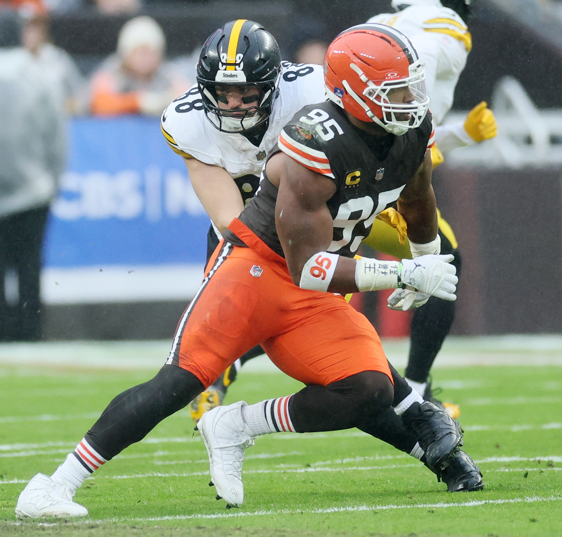 Cleveland Browns defensive end Myles Garrett gets around the block of Pittsburgh Steelers tight end Pat Freiermuth on a pass play in the first half. 