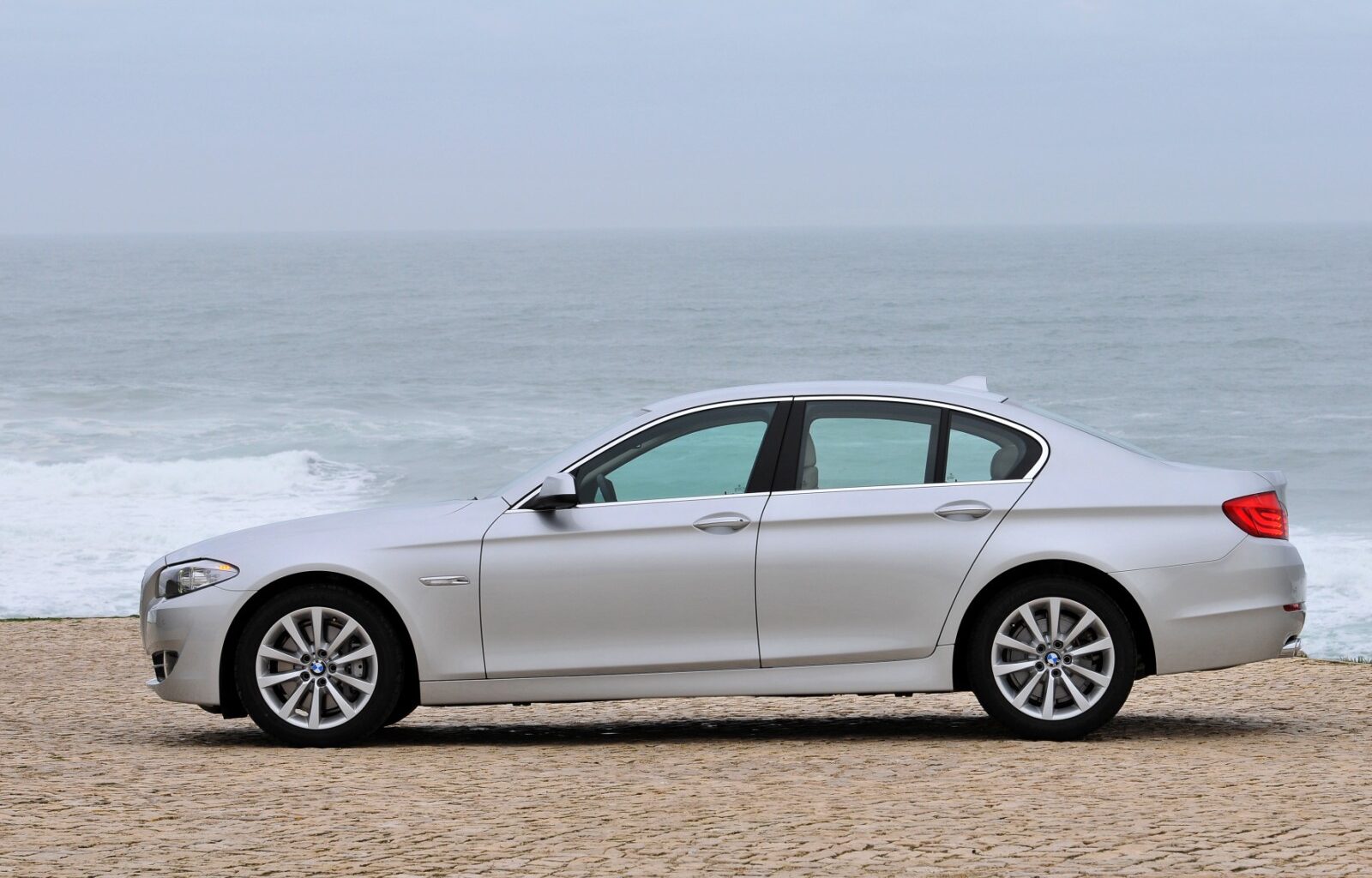 Abandoned BMW 5 Series Becomes an Ice Cave on Lake Erie