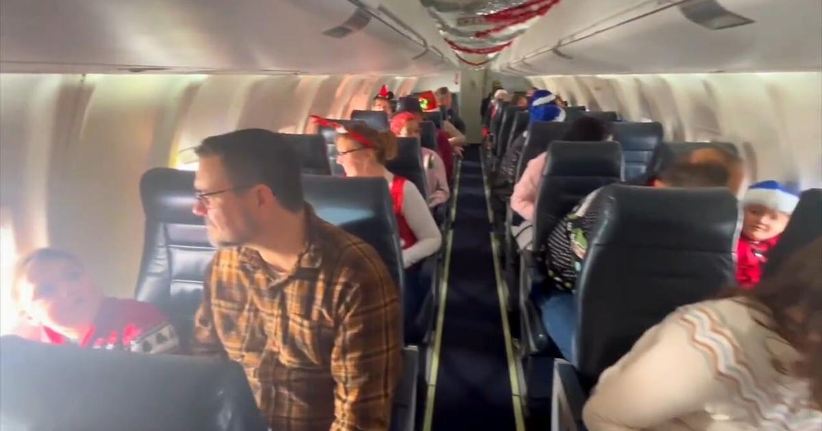 'This is amazing': Families experience North Pole magic on special flight from Lehigh Valley Airport | Allentown Area