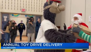 Group helps deliver toys to hundreds of kids in Allentown School District | Allentown Area