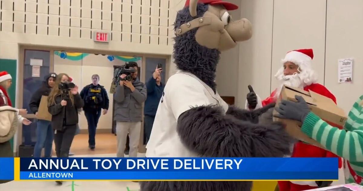 Group helps deliver toys to hundreds of kids in Allentown School District | Allentown Area