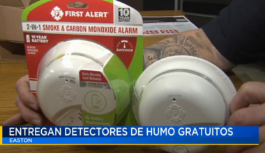 Entregan detectores de humo gratuitos a residentes en Easton | Noticias
