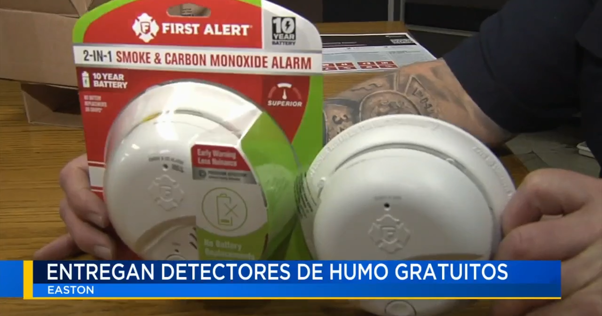 Entregan detectores de humo gratuitos a residentes en Easton | Noticias