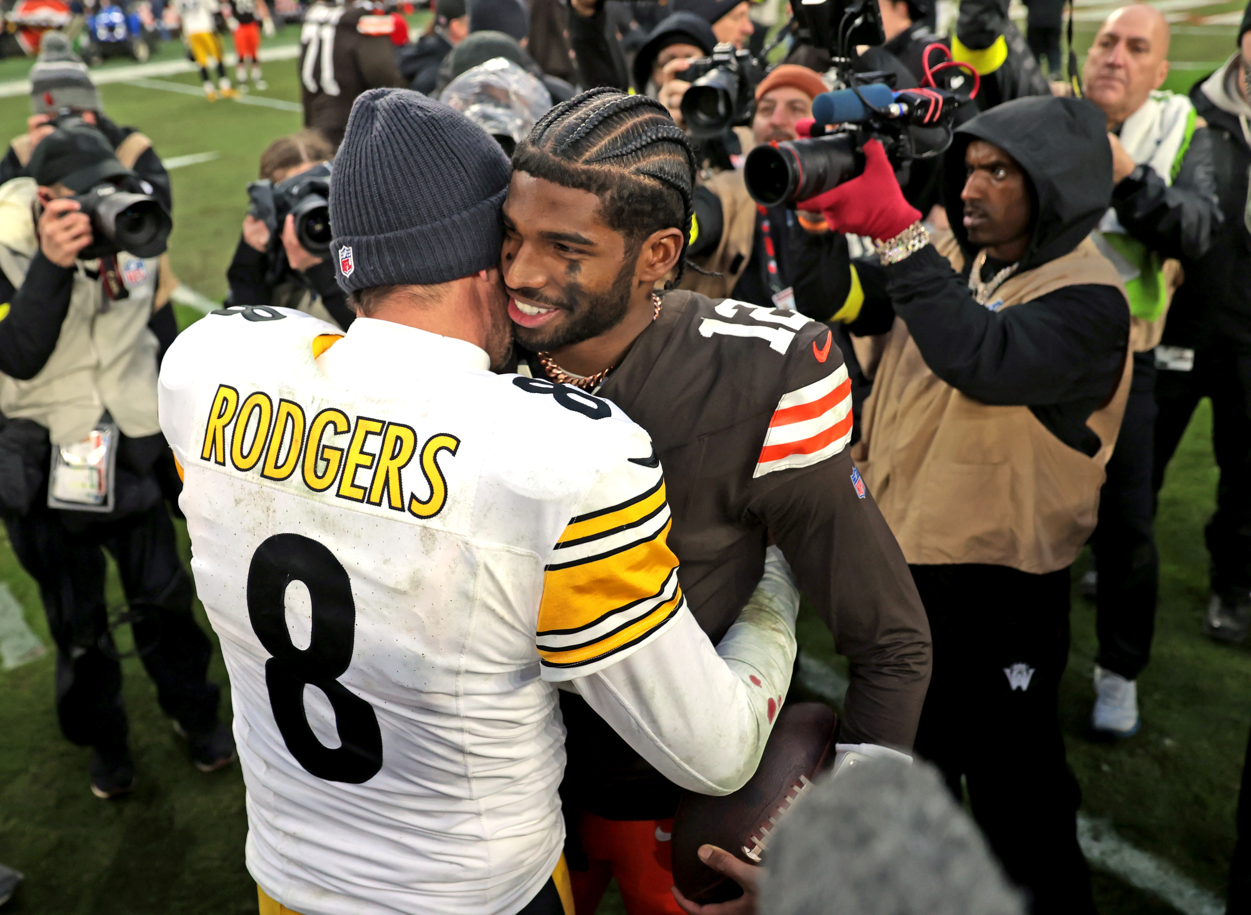 Pittsburgh Steelers quarterback Aaron Rodgers hugs Cleveland Browns quarterback Shedeur Sanders after the game. 
