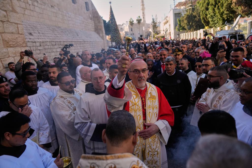 Thousands flock to Bethlehem to revive Christmas spirit