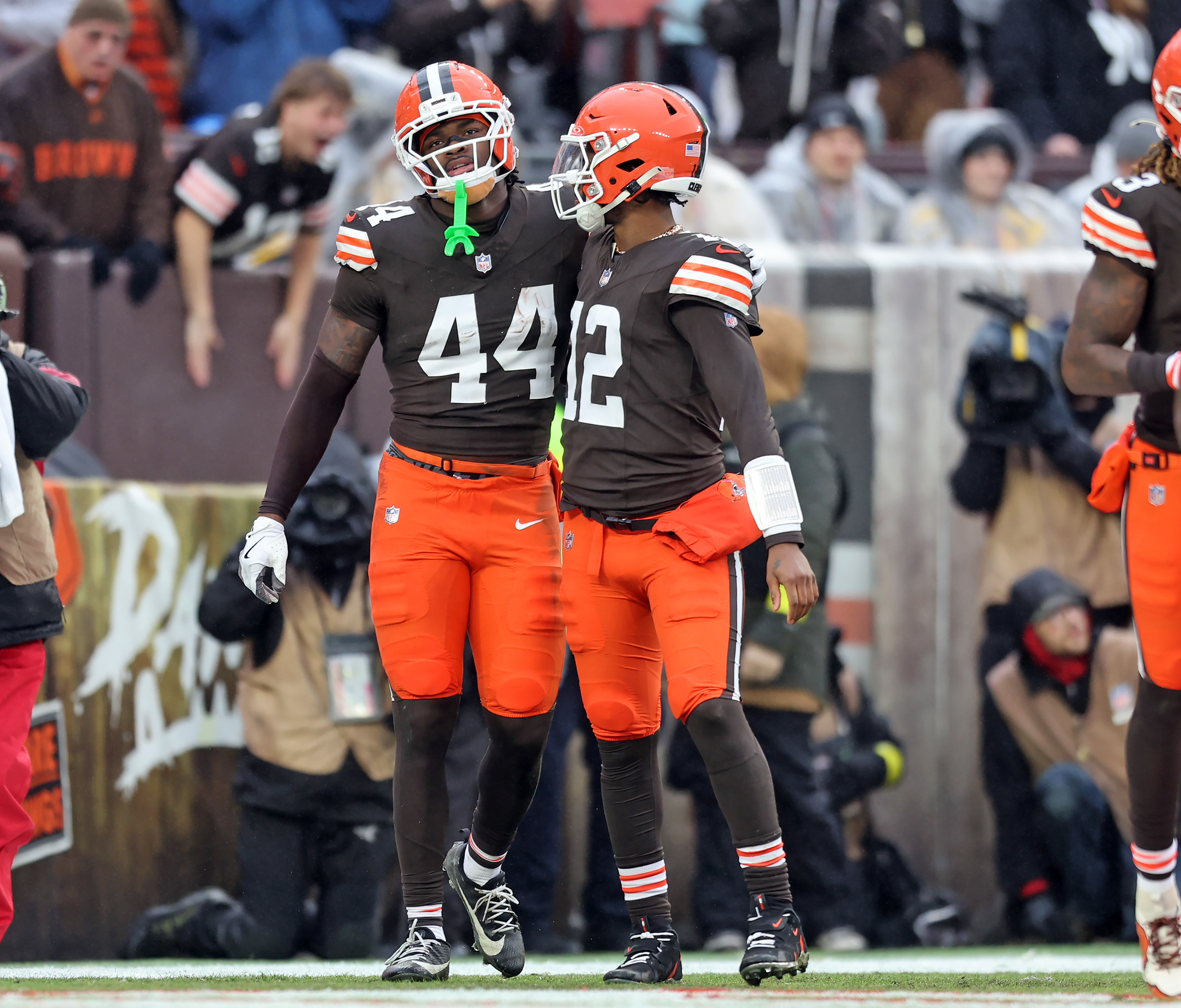 Cleveland Browns tight end Harold Fannin Jr. celebrates with Cleveland Browns quarterback Shedeur Sanders after catching a pass for a touchdown against Pittsburgh Steelers safety Kyle Dugger in the first half of play. 