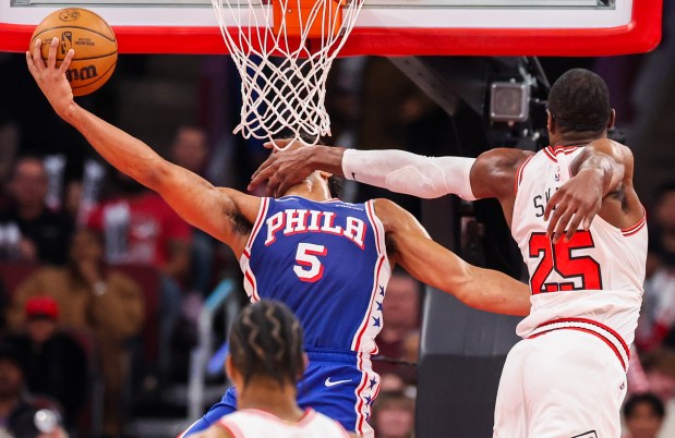 Chicago Bulls forward Jalen Smith (25) hits Philadelphia 76ers guard Quentin Grimes (5) in the face while Grimes went up for a layup in the first quarter, Friday, Dec. 26, 2025, at the United Center in Chicago. (Dominic Di Palermo/Chicago Tribune)