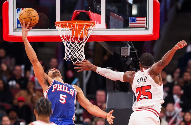 Chicago Bulls forward Jalen Smith (25) tries to block Philadelphia 76ers guard Quentin Grimes (5) while Grimes scored a layup in the first quarter, Friday, Dec. 26, 2025, at the United Center in Chicago. (Dominic Di Palermo/Chicago Tribune)
