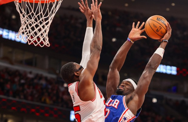 Philadelphia 76ers forward Adem Bona (30) goes up to dunk the ball against Chicago Bulls forward Jalen Smith (25) fourth quarter, Friday, Dec. 26, 2025, at the United Center in Chicago. (Dominic Di Palermo/Chicago Tribune)