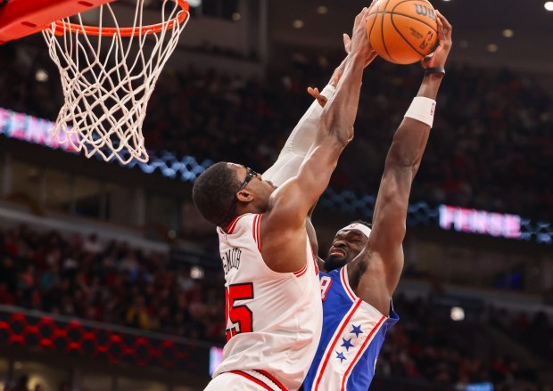 Chicago Bulls forward/center Jalen Smith (25) fouls Philadelphia 76ers forward Adem Bona (30) while Bona tried to dunk in the third quarter, Friday, Dec. 26, 2025, at the United Center in Chicago. (Dominic Di Palermo/Chicago Tribune)
