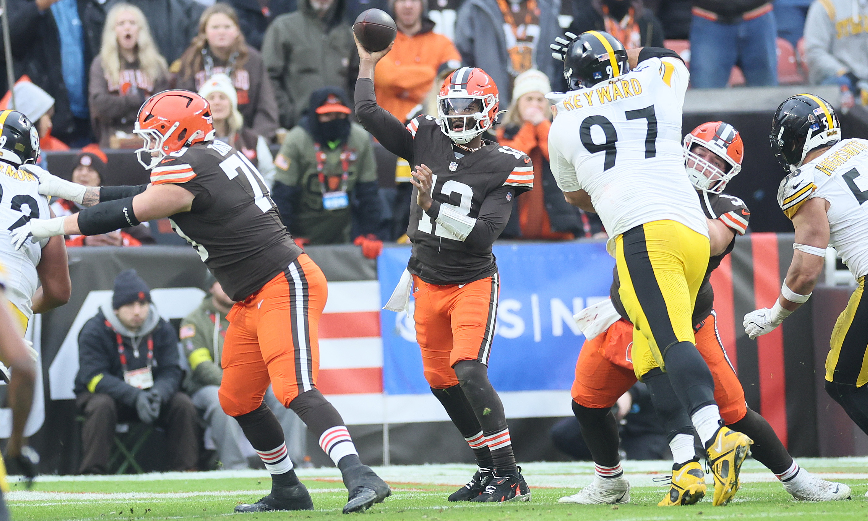 Cleveland Browns quarterback Shedeur Sanders throws a pass in the second half against the Pittsburgh Steelers. 