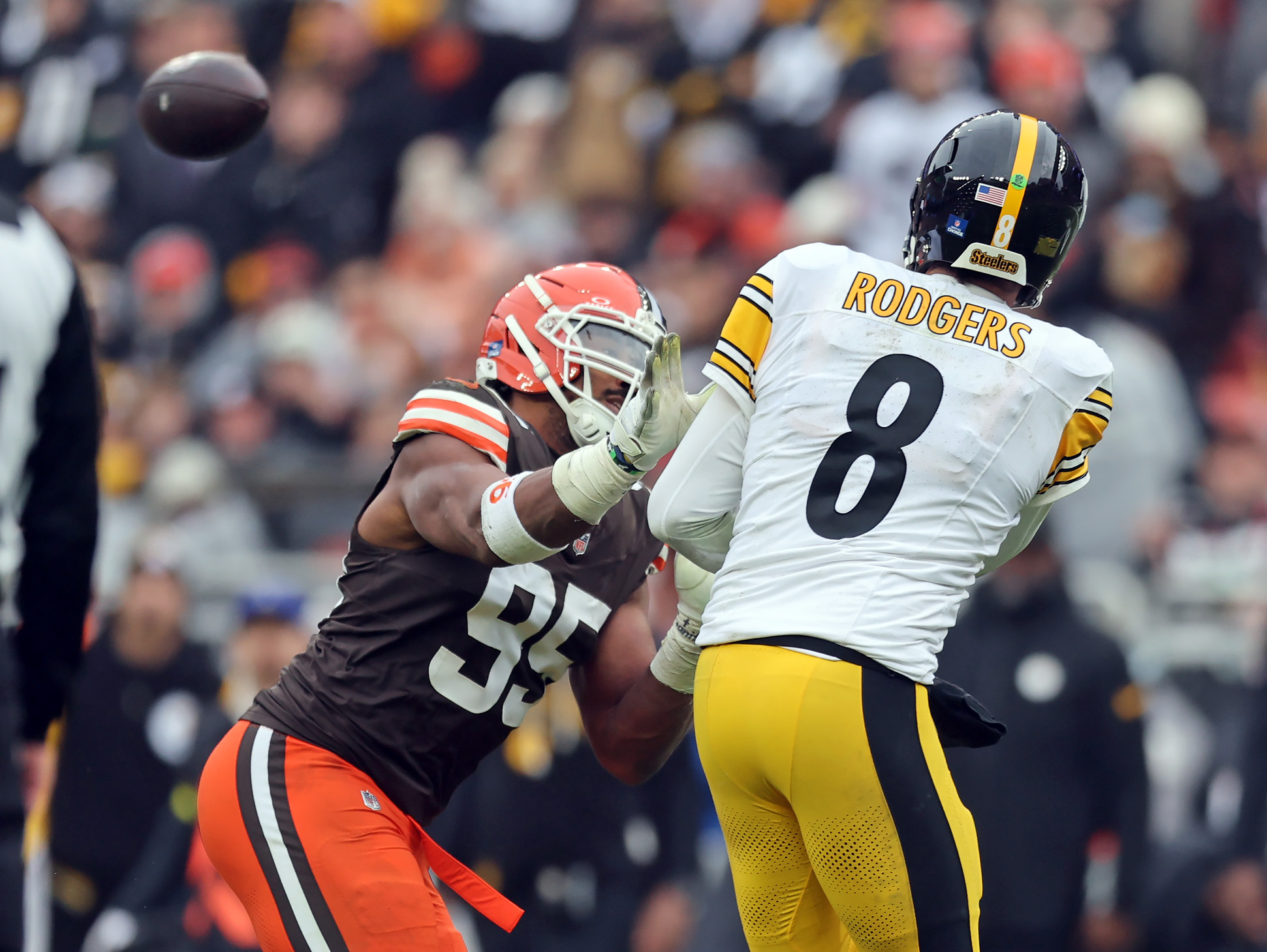Pittsburgh Steelers quarterback Aaron Rodgers throws under pressure from Cleveland Browns defensive end Myles Garrett in the second half of play. 