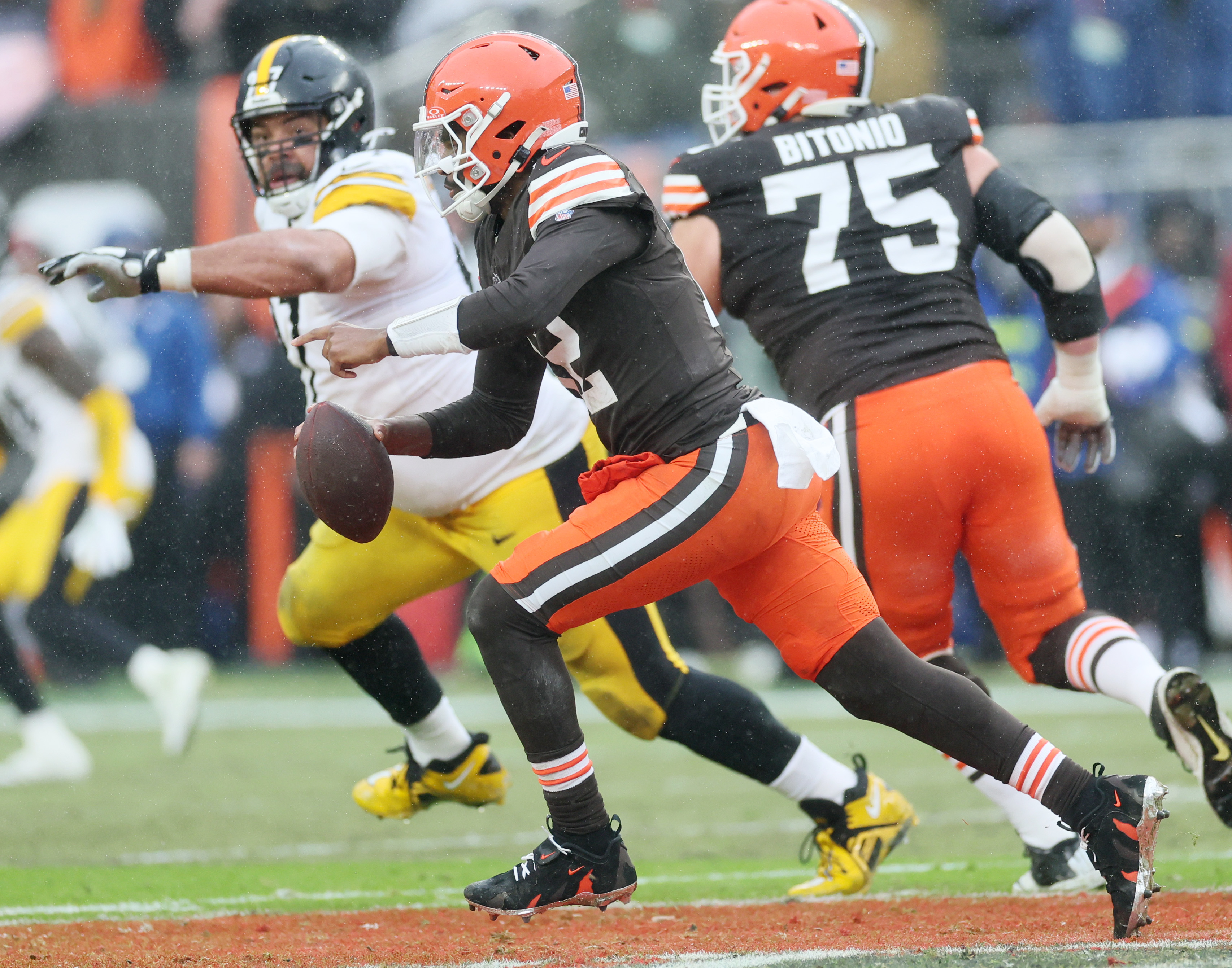 Cleveland Browns quarterback Shedeur Sanders takes off running after not finding any receivers on a pass play in the first half. 