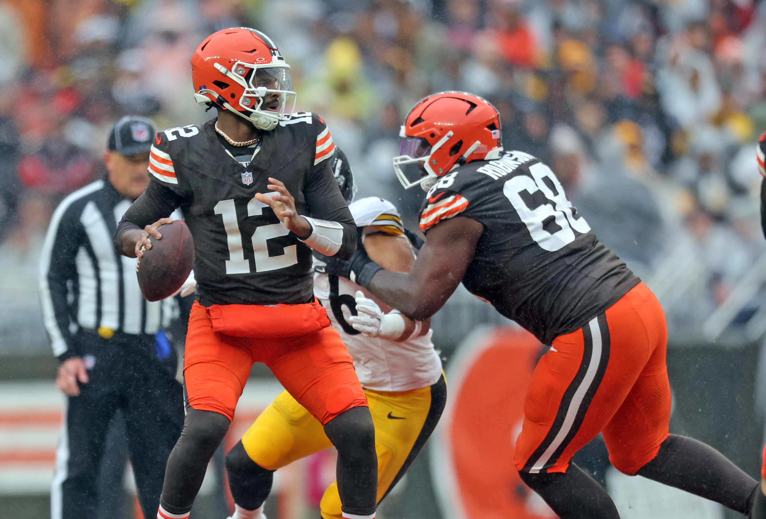 Cleveland Browns quarterback Shedeur Sanders looks to pass against the Pittsburgh Steelers in the first half of play. 