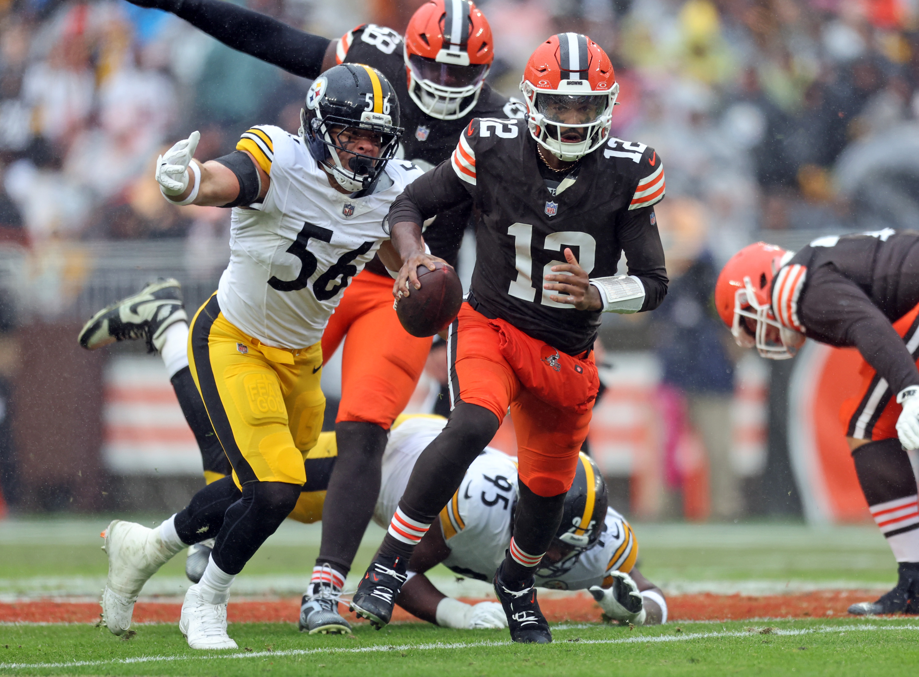 Cleveland Browns quarterback Shedeur Sanders scrambles as Pittsburgh Steelers linebacker Alex Highsmith comes in for the tackle in the first half of play. 