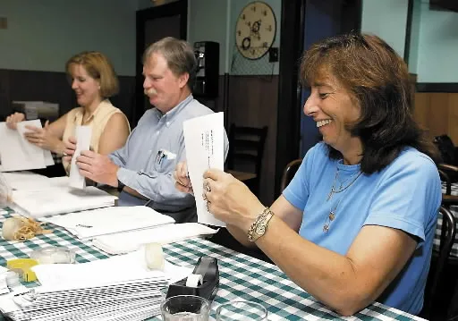 Steamtown Marathon volunteers Tina Ulozas, right, Jim Moran and Chrissy...